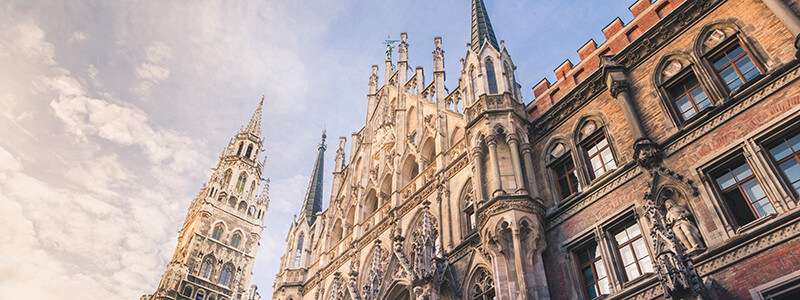 Blick von unten auf das Rathaus München