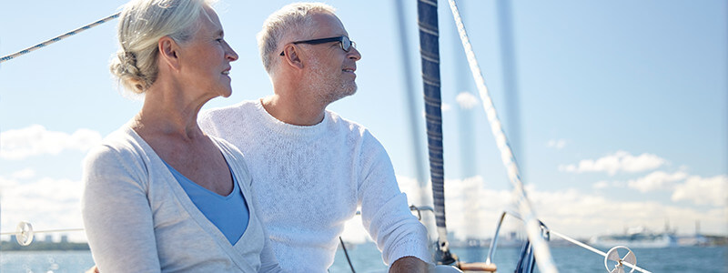 Mann und Frau auf Segelboot